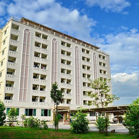 Hotel Larrivee Bang Bo Exteriér fotografie