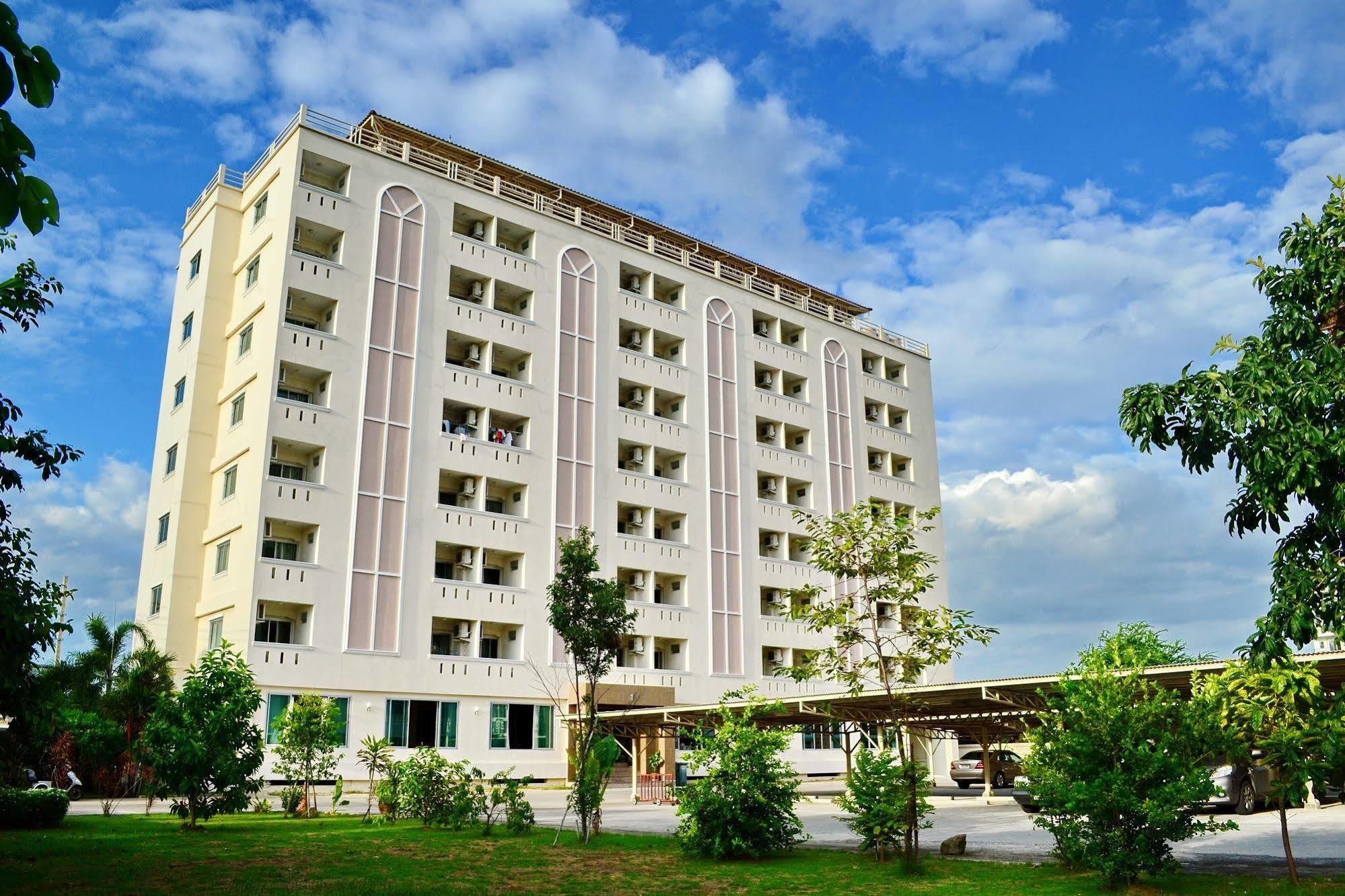 Hotel Larrivee Bang Bo Exteriér fotografie
